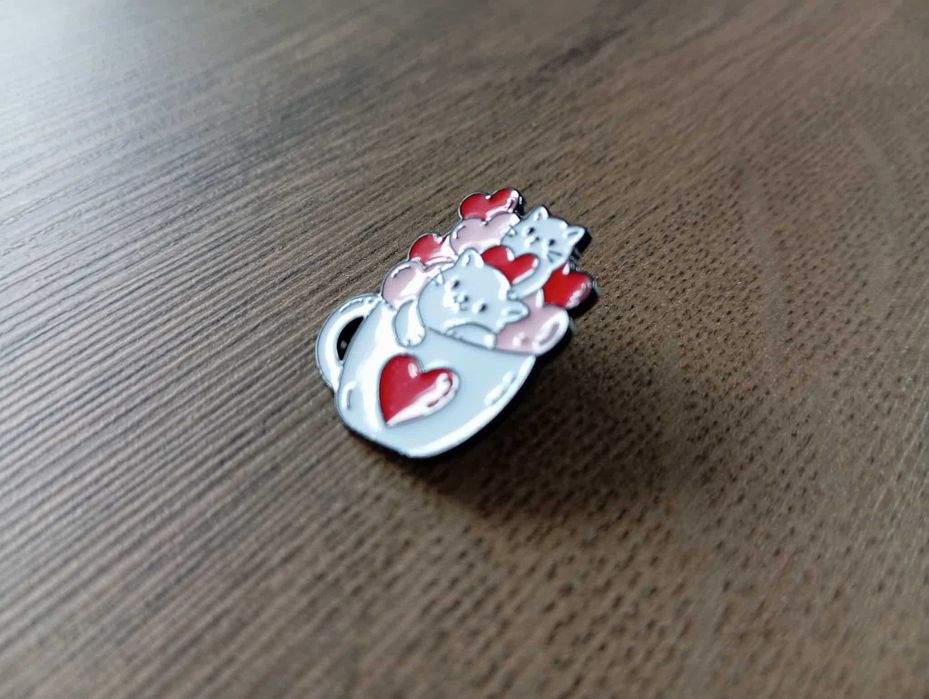 Przypinka, broszka z filiżanką kotów i serduszek