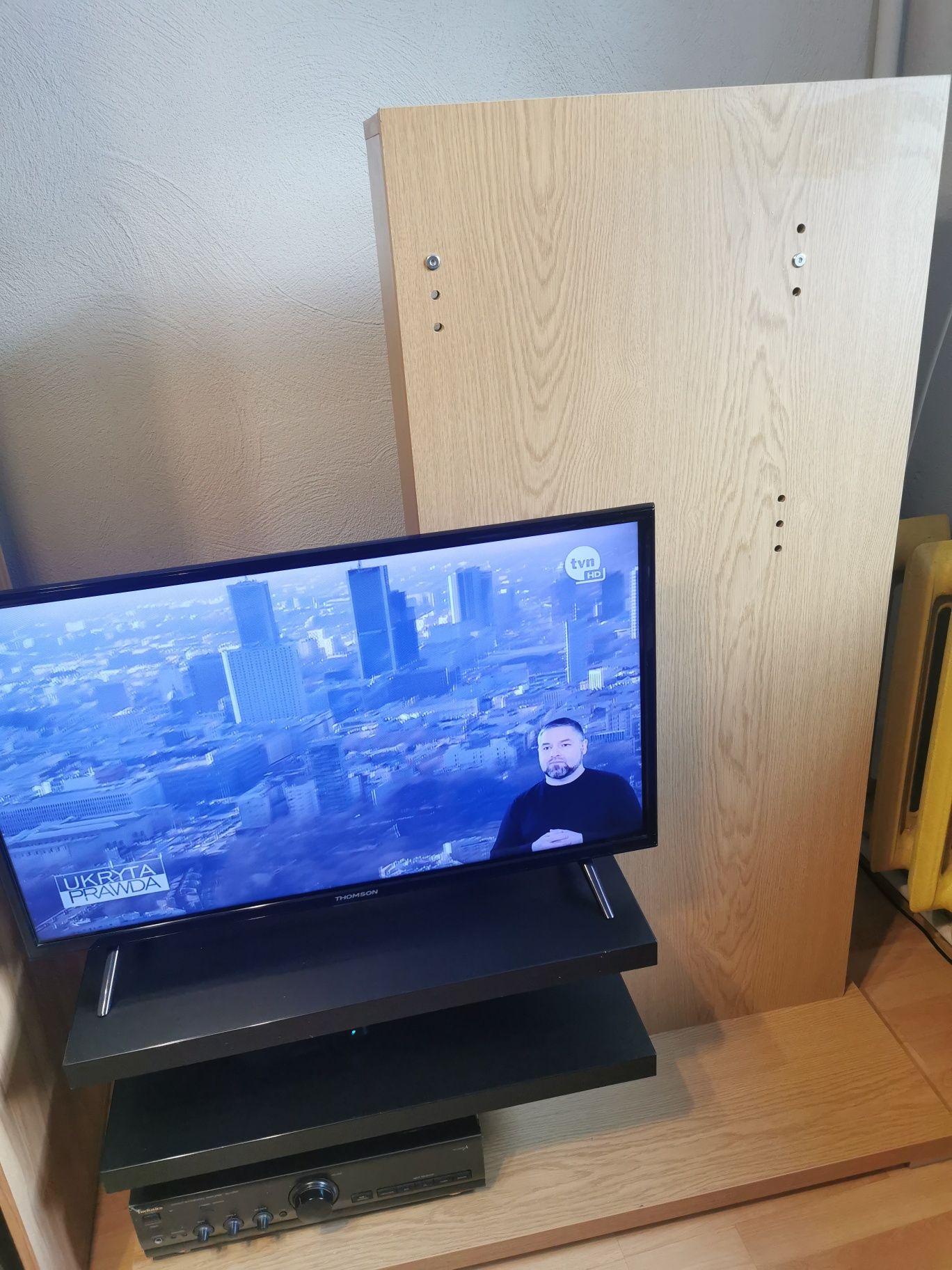 Szafka z polkami  pod telewizor kosztowala  890 zł w sklepie stollido