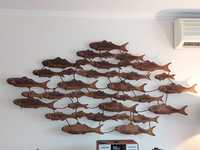 Escultura cardume peixes em ferro