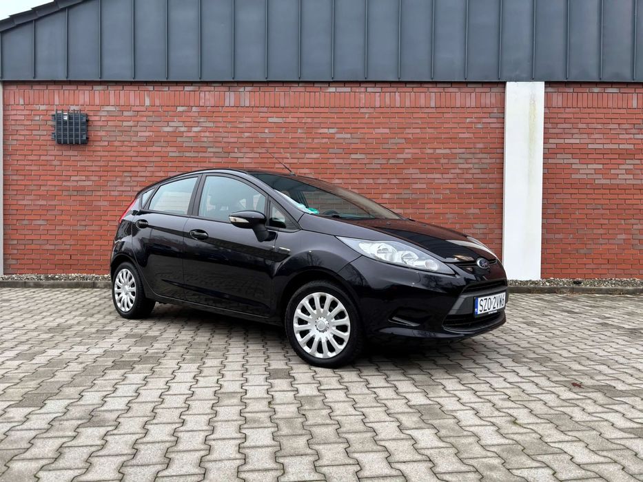 Ford Fiesta Podgrzewana szyba czołowa / Podgrzewane fotele / Niski przebieg