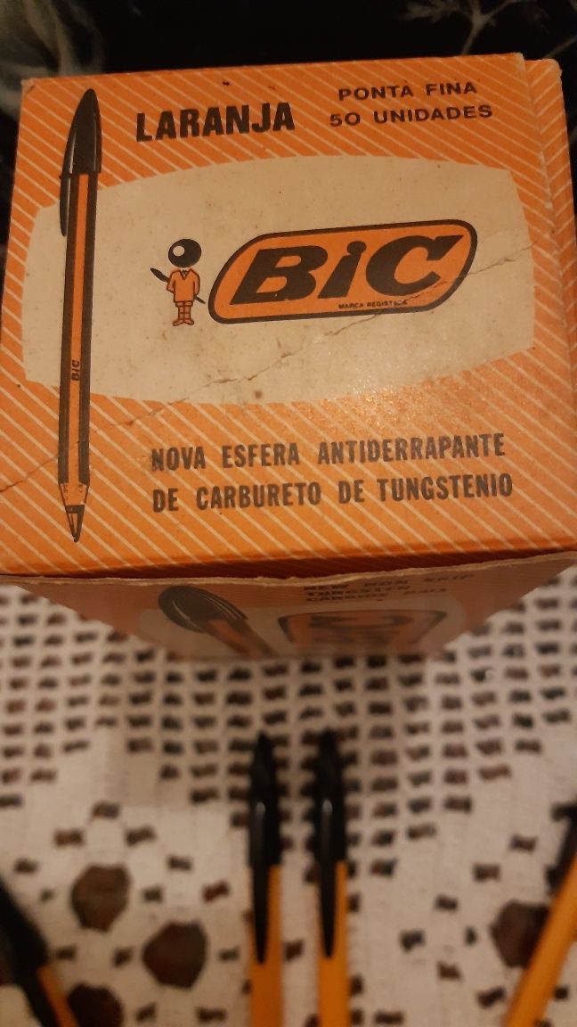 Antiga caixa de esferográficas BIC laranja