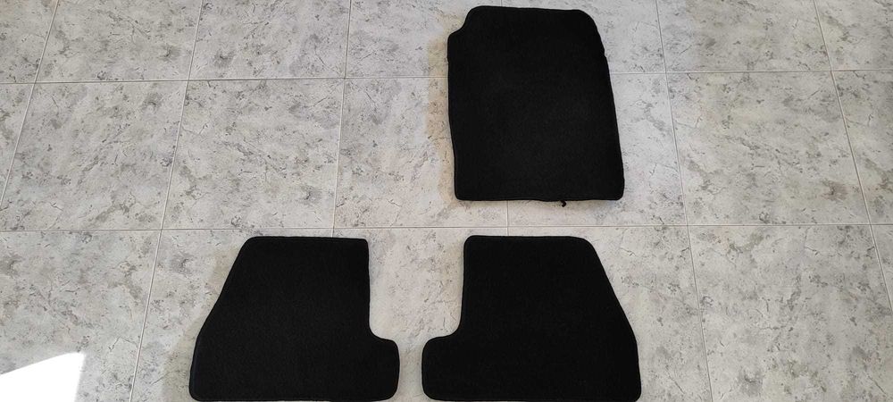 Ford Fiesta (09-17) 3 tapetes (frente direita e traseira)