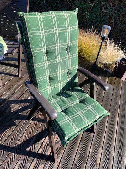 Stół + 6 krzeseł drewnianych + zestaw poduszek – używane