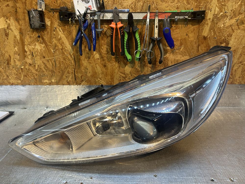 Lampa lewa xenon  ford focus MK3 lift