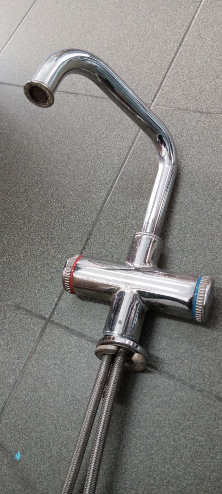 Torneira misturadora moderna em inox
