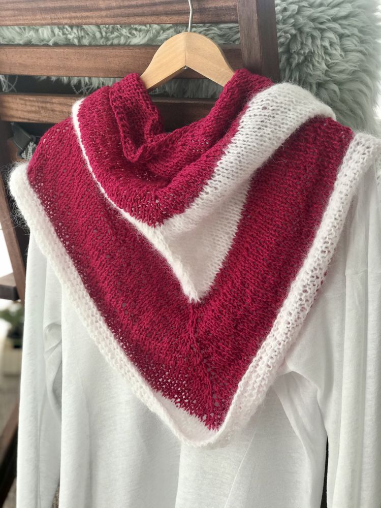 Trójkątna chusta na drutach białe różowe pasy handmade