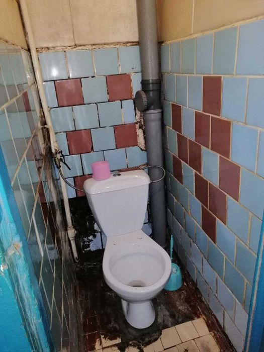 Продам кімнату в центрі міста на першому поверсі, є меблі та техніка