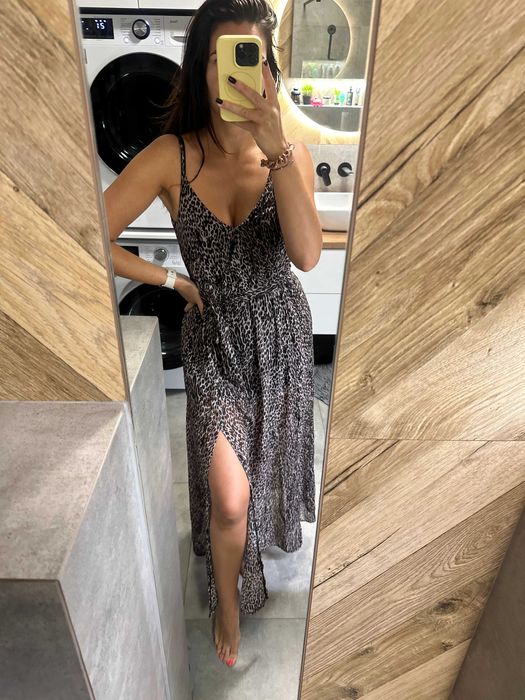 Długa sukienka na ramiączkach z rozcięciem panterka Mohito XS