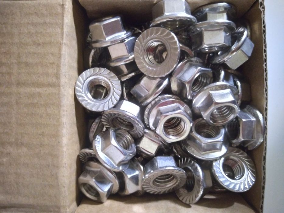 Гайка с фланцем нержавейка А2 DIN 6923 М10 для солн панелей Германия