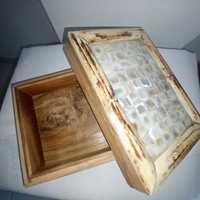 Delicada caixa de madeira com madrepérolas