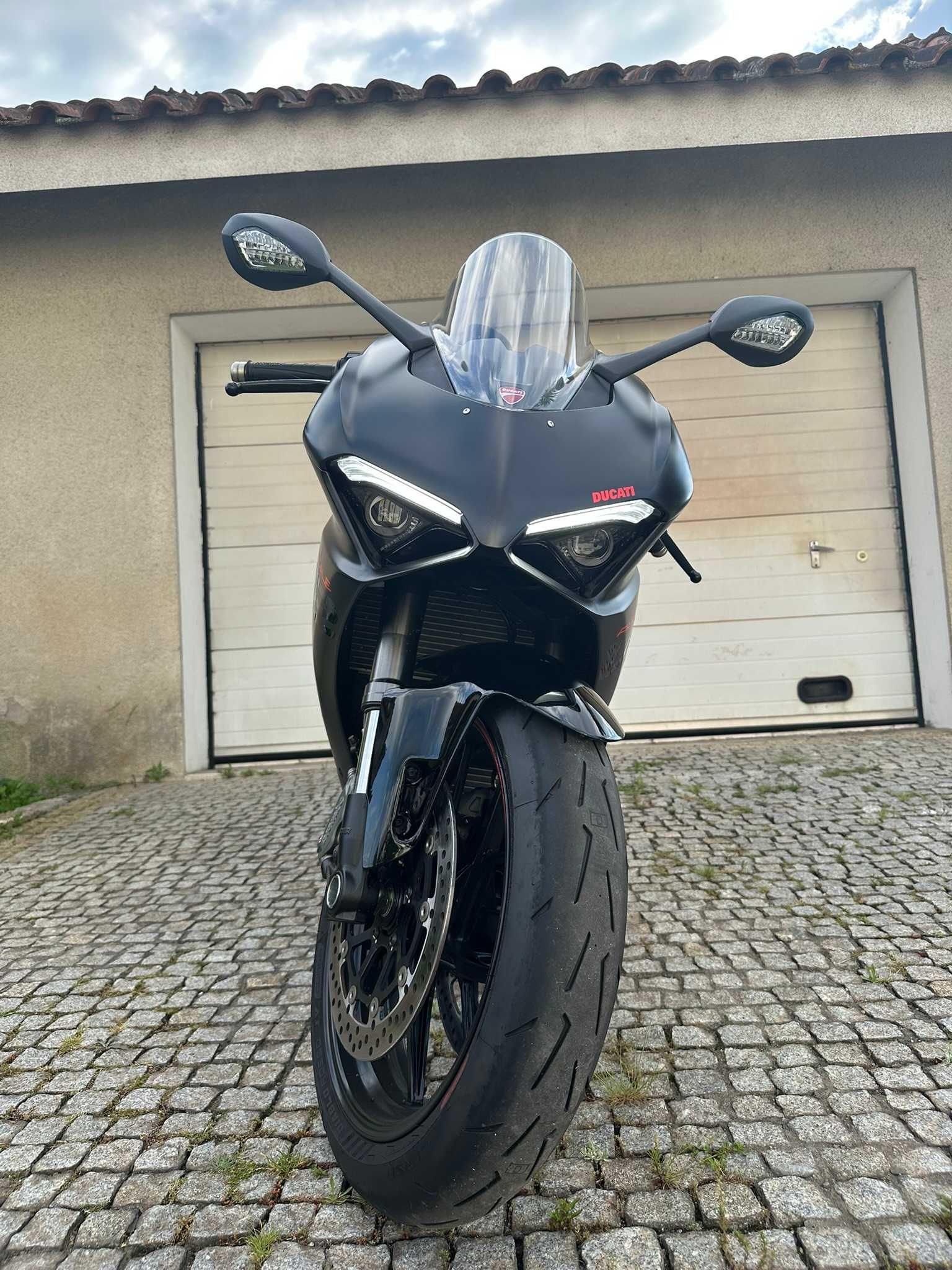 Ducati Panigale V2 2024 black on black