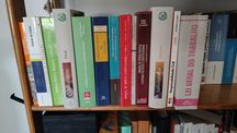 Livros de Direito.