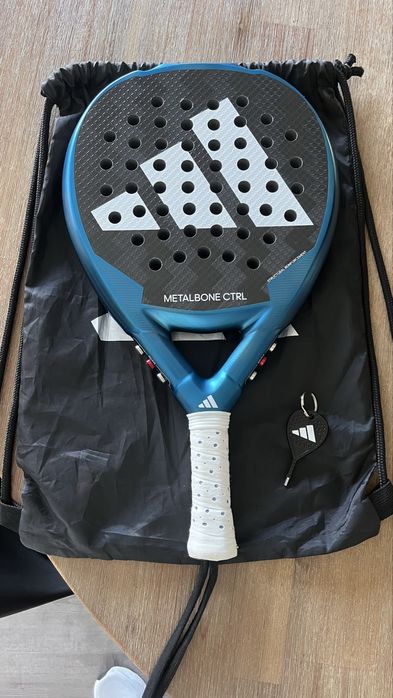 Raquete padel Adidas METALBONE CTRL apenas com 2 marcas no topo.