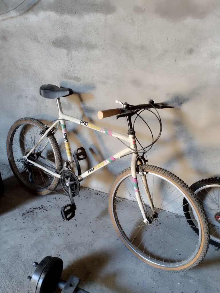Várias bicicletas antigas