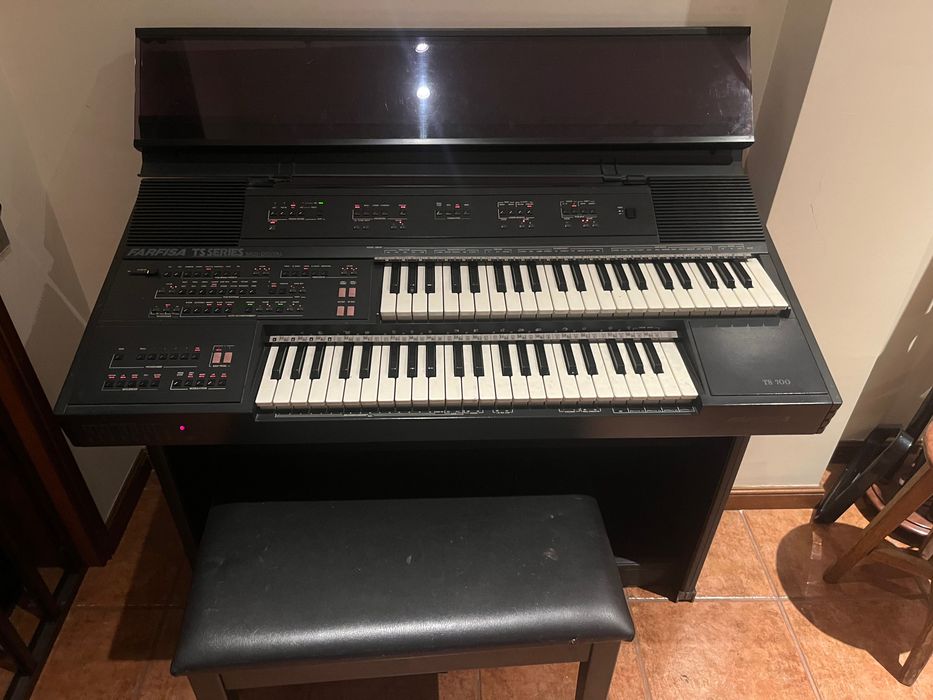 Órgão digital Farfisa c/ banco