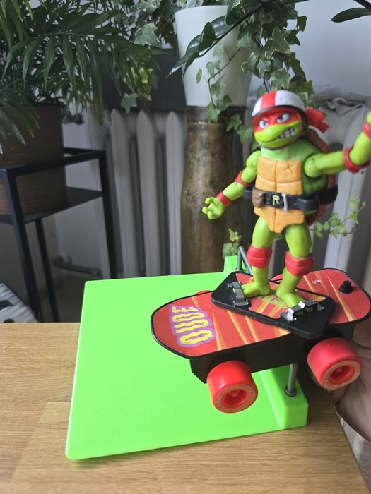 Żółw ninja z deskorolka i  rampą