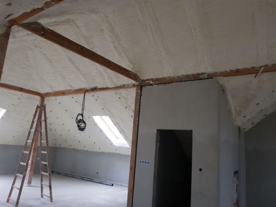Ocieplenie poddasza, izolacja pianką, docieplenie piana, natrysk PUR