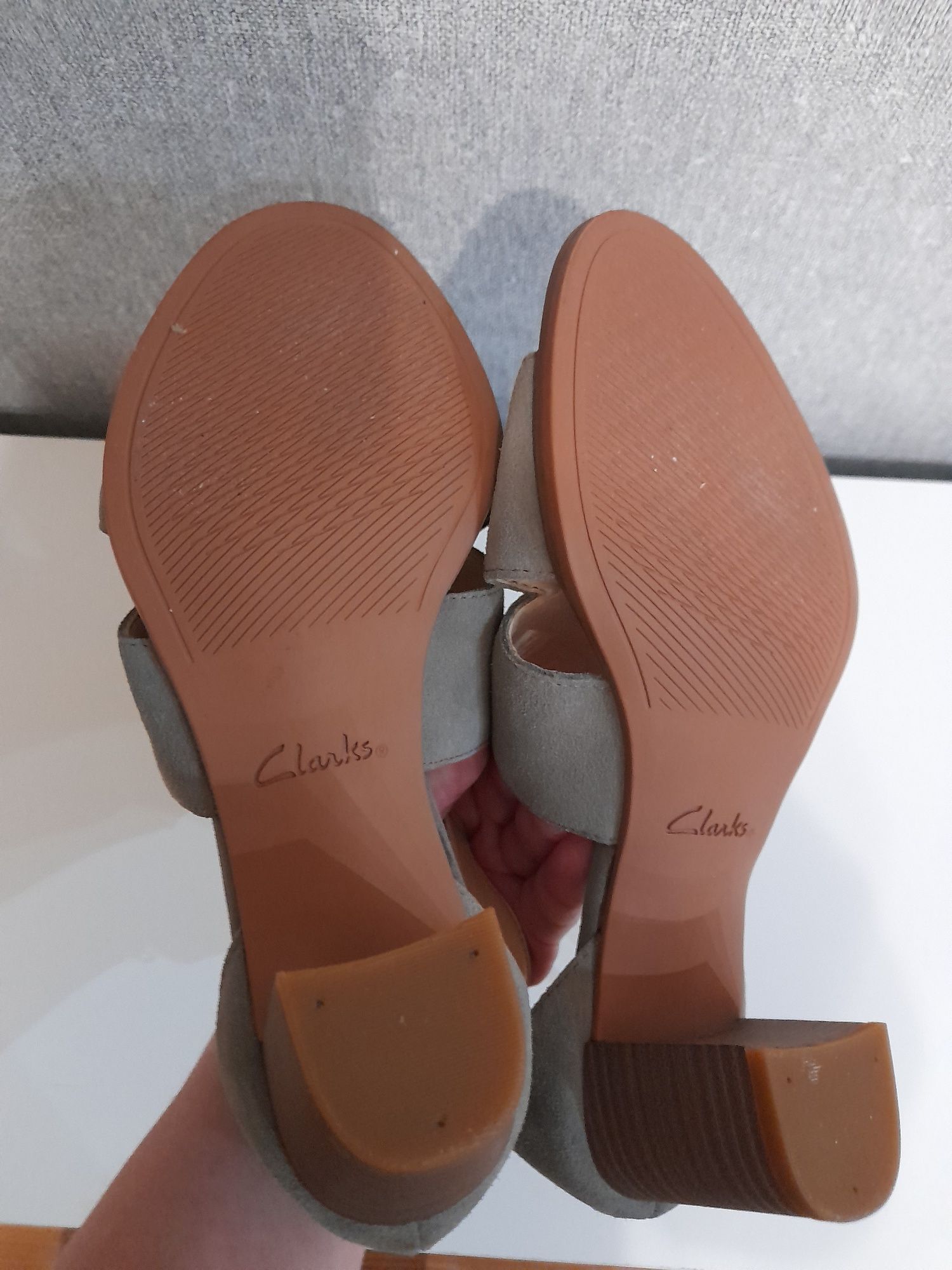 Замшевые босоножки Clarks
