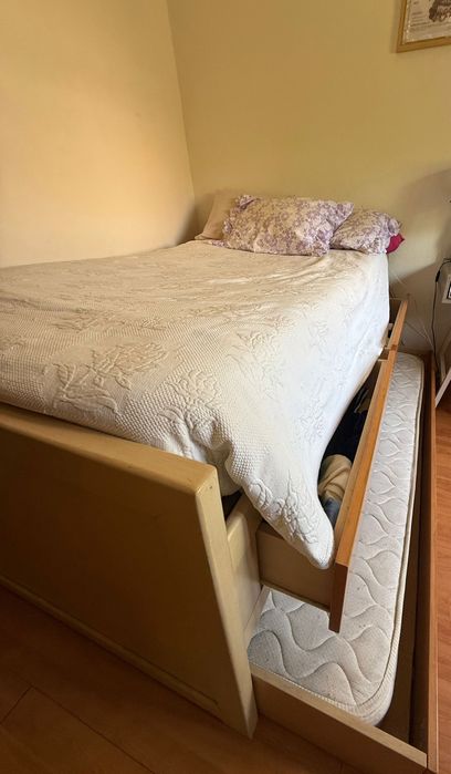 Cama Dupla em madeira maciça c/ dois gavetões e dois colchões novos.