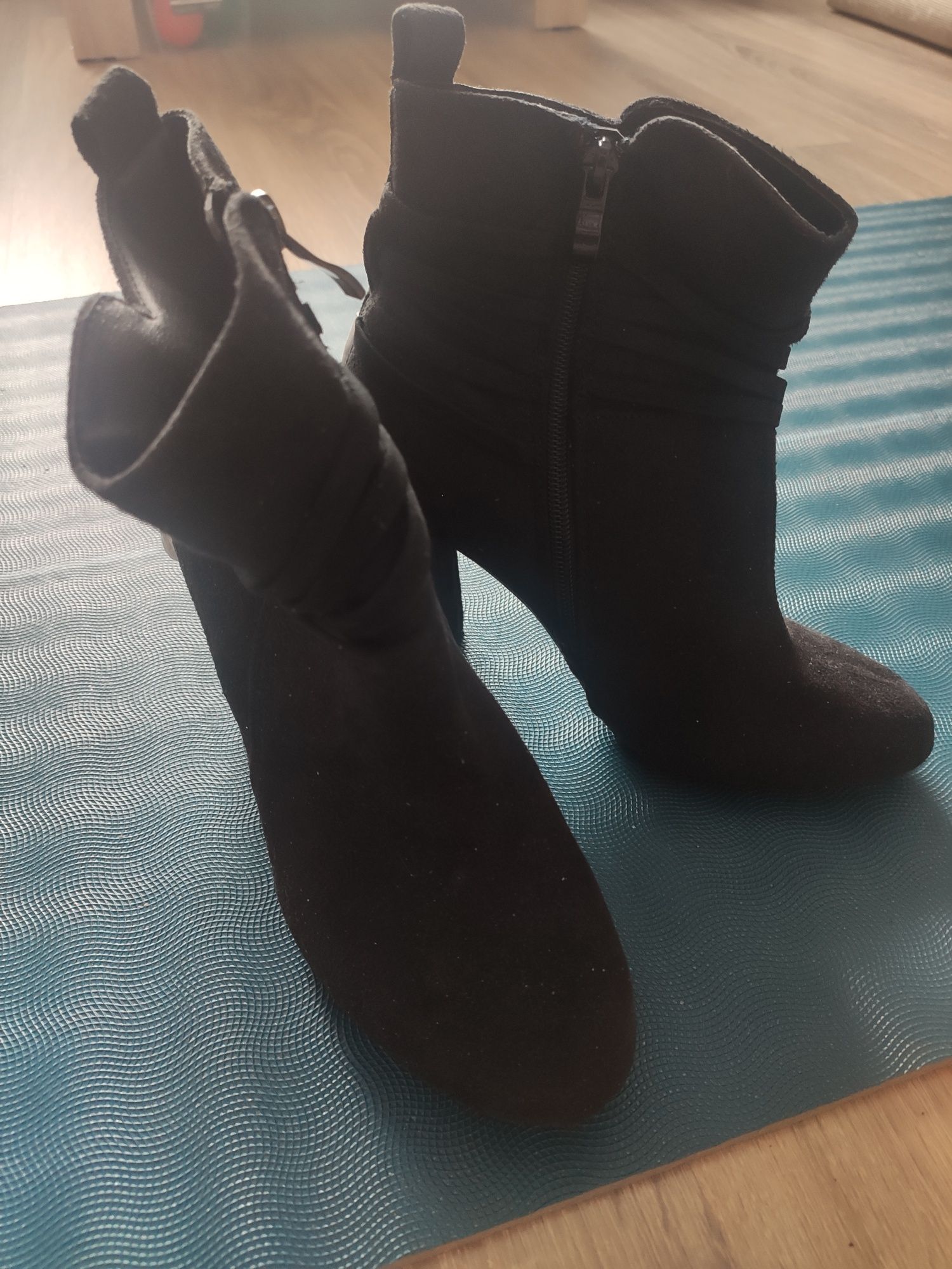 Buty - Botki na słupku