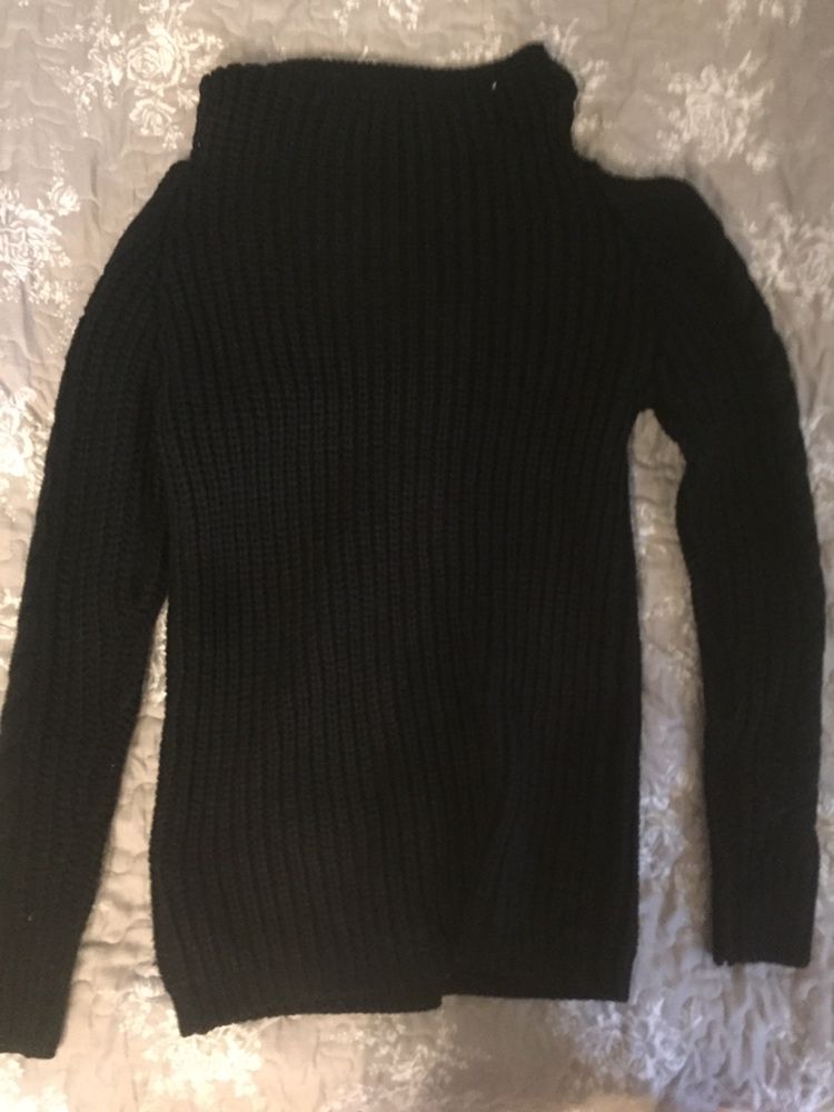 Długi czarny sweter z wyciętymi ramionami