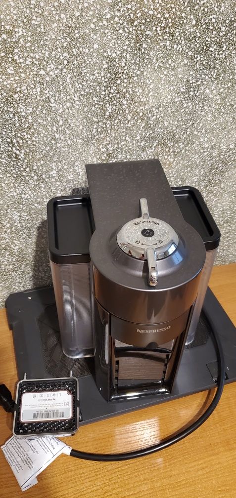Капсульна кавоварка DeLonghi Nespresso Vertuo ENV135GY, б/в, як нова