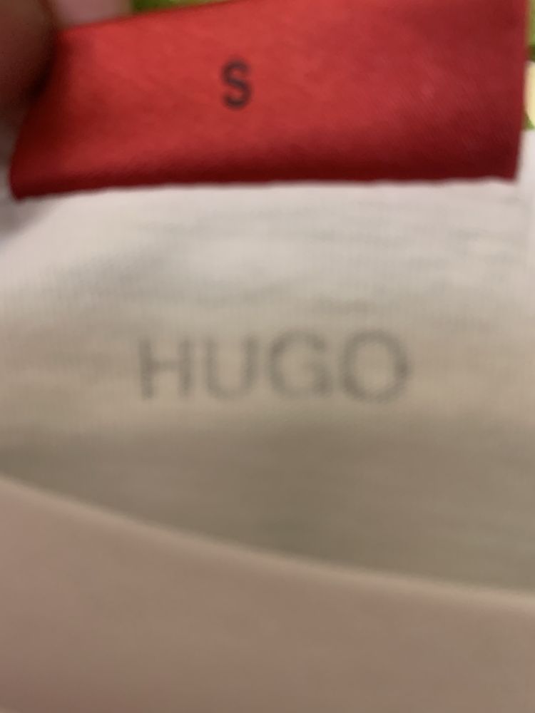 Жіноча футболка  HUGO. Розмір S.