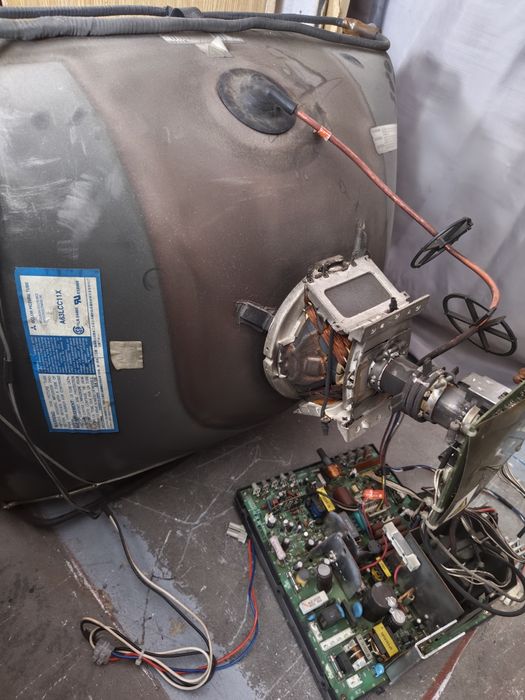 2 CRT provenientes de arcades (não sei se funcionam)