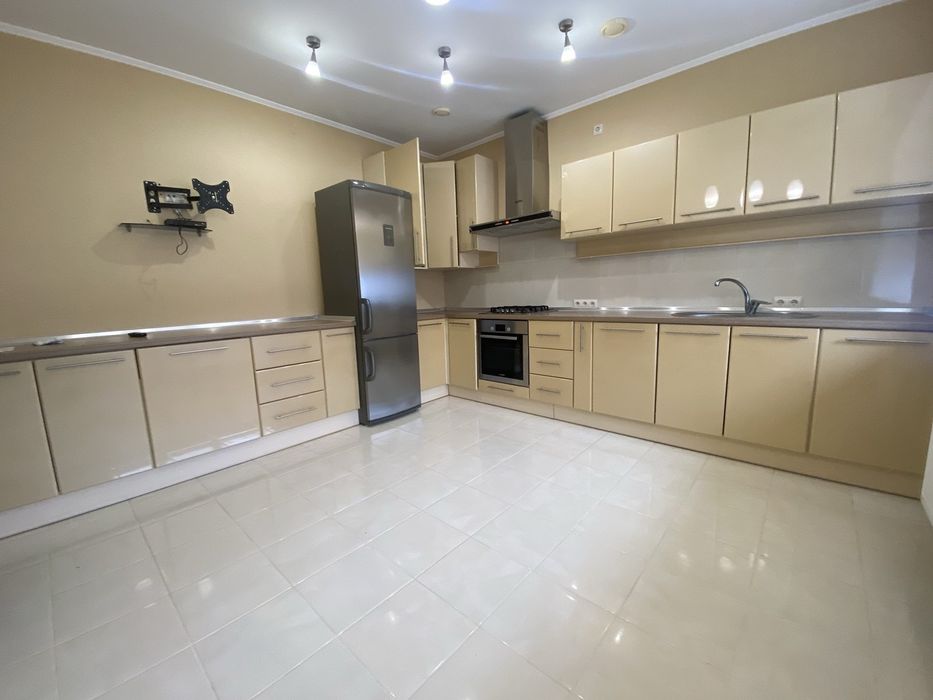 Продаж нового цегляного будинку в центральній частині міста.