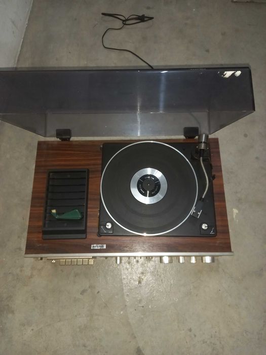 Aparelhagem anos 80 com gira discos marca "RISING"