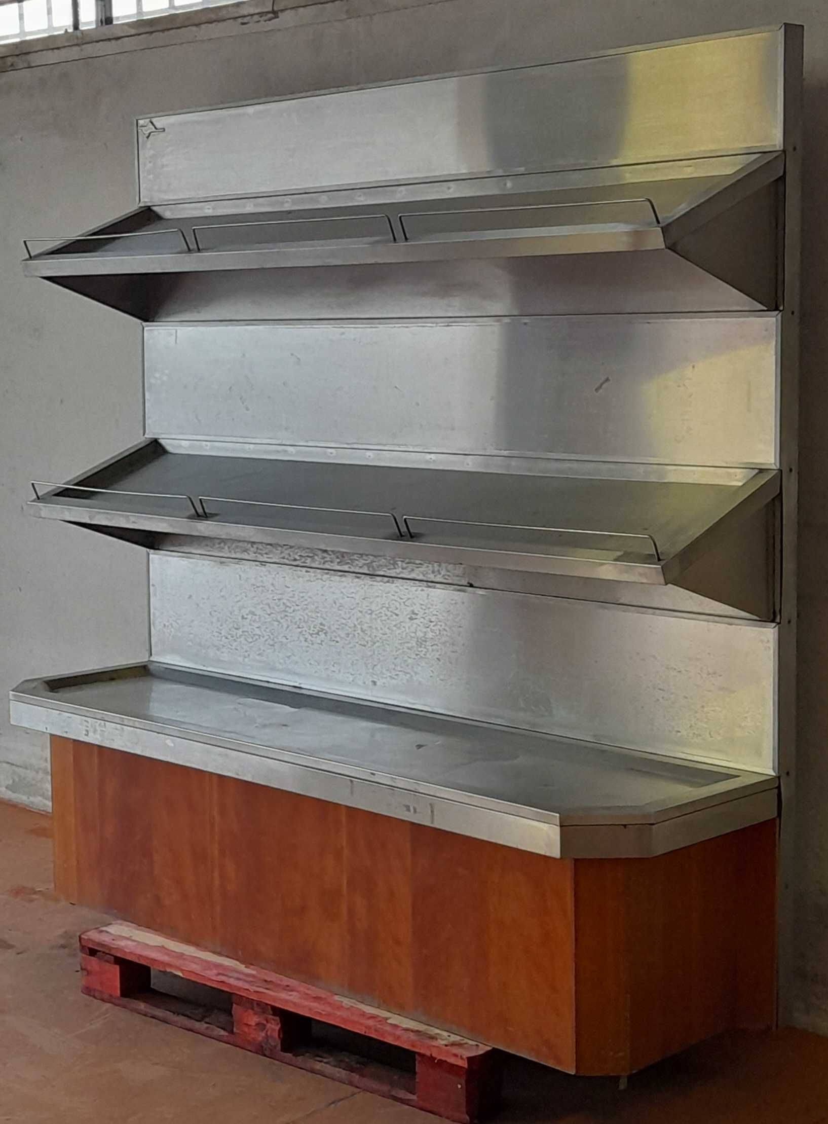 EXPOSITOR EM INOX C/ 3 NIVEIS  E C/ REVESTIMENTO A MADEIRA
