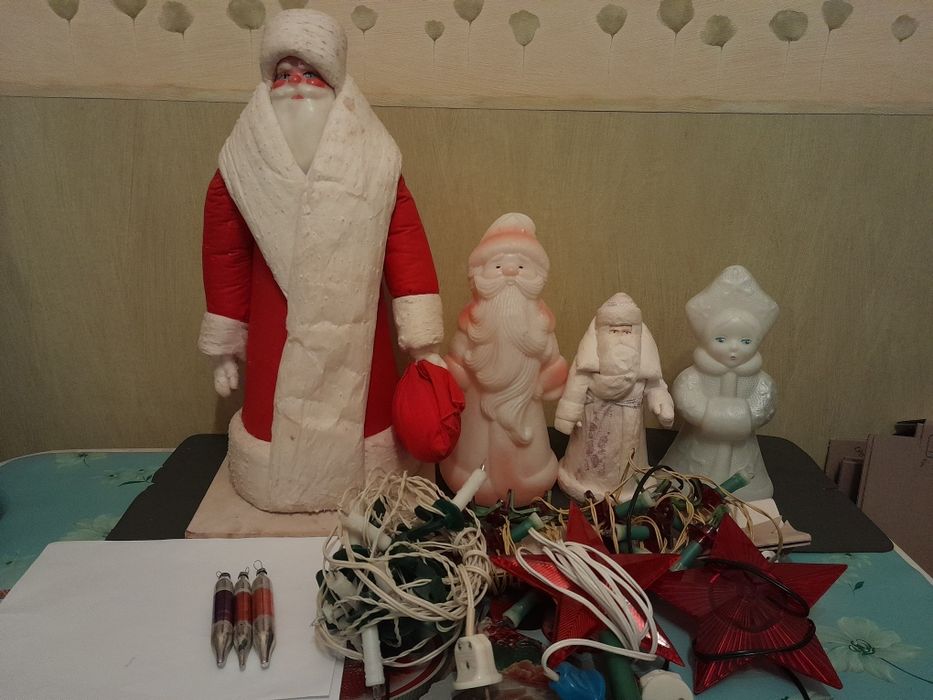 Кукла,кокеси,  машинки, хоккей  гирлянды. игрушки ёлочные.