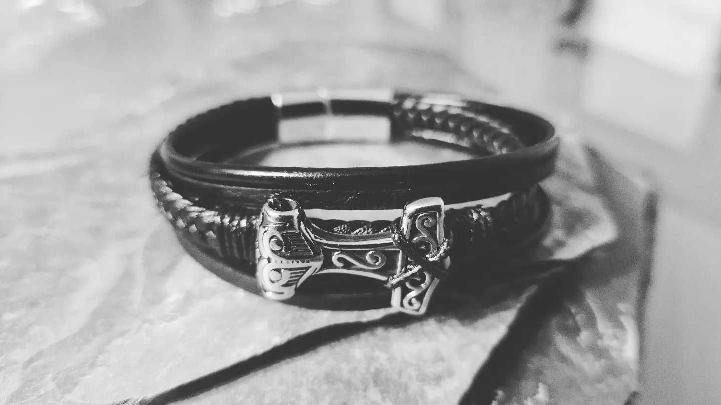 Pulseira bracelet homem viking odin thor runas masculina couro e aço