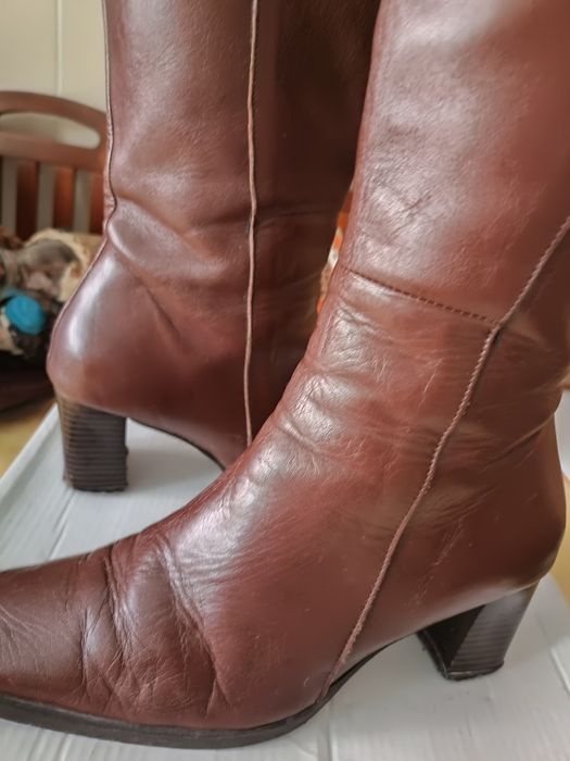 Bota castanha em pele forro também