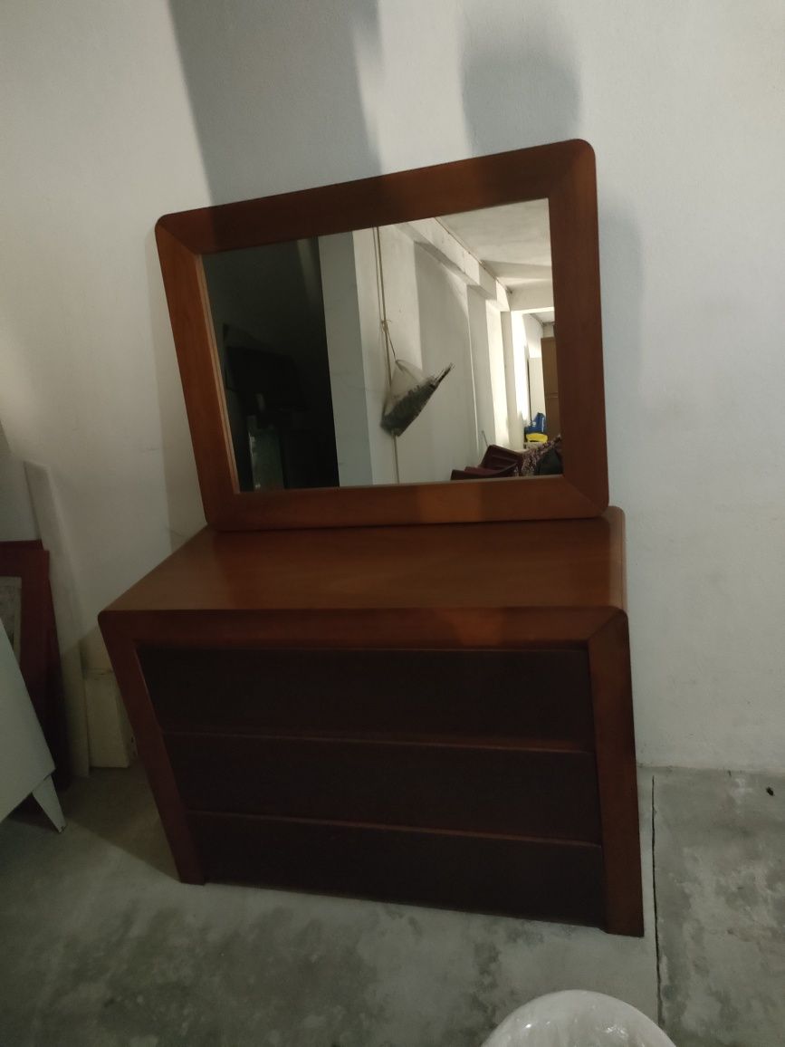 Cama com 2 mesas de cabeceira e 1 cómoda