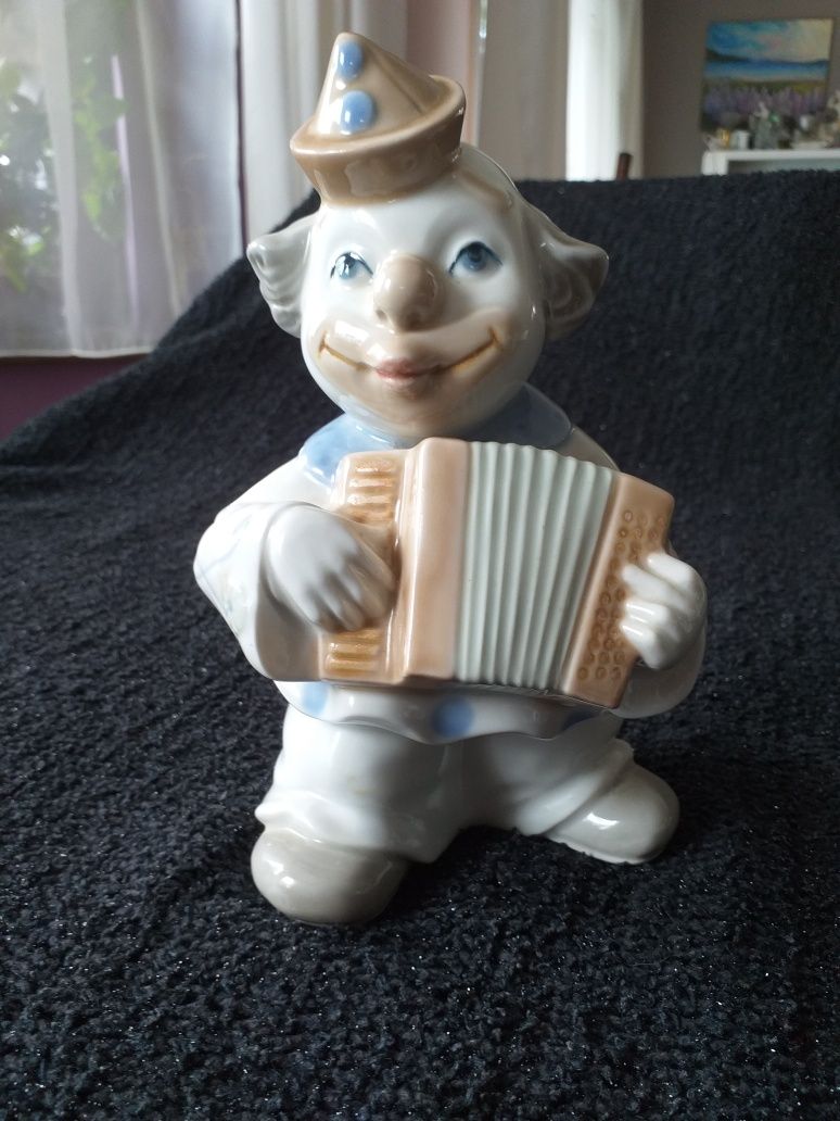 Figurka klaun z akordeonem