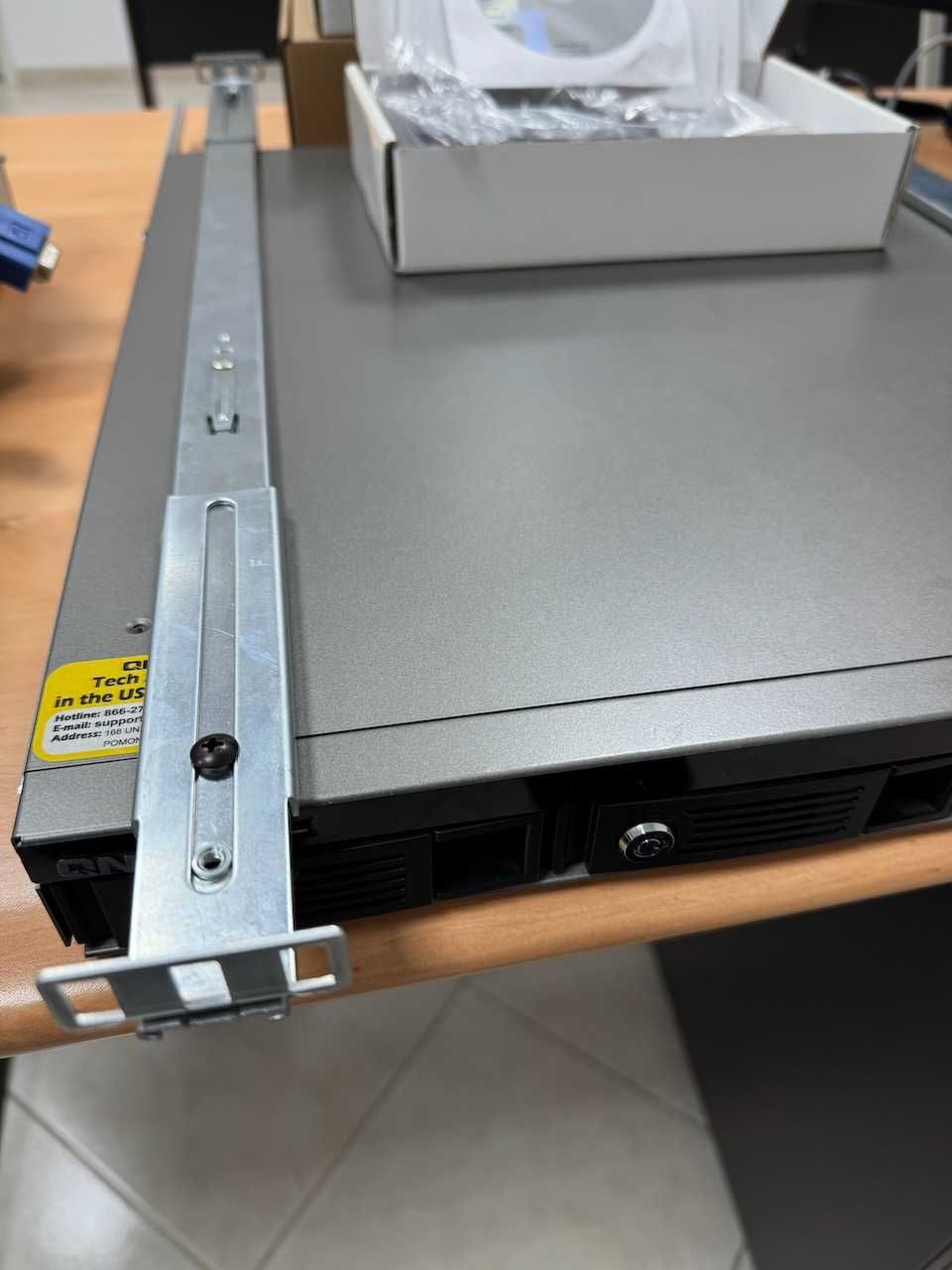 QNAP TS-419U + acessórios Rack + disco 750GB