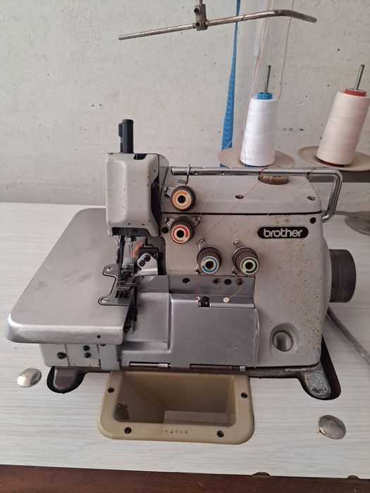 Máquina de Corte e Cose Industrial Brother