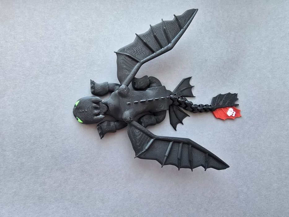 Figurka Szczerbatek – Ruchoma z Odczepianymi Skrzydłami i Świecącymi O