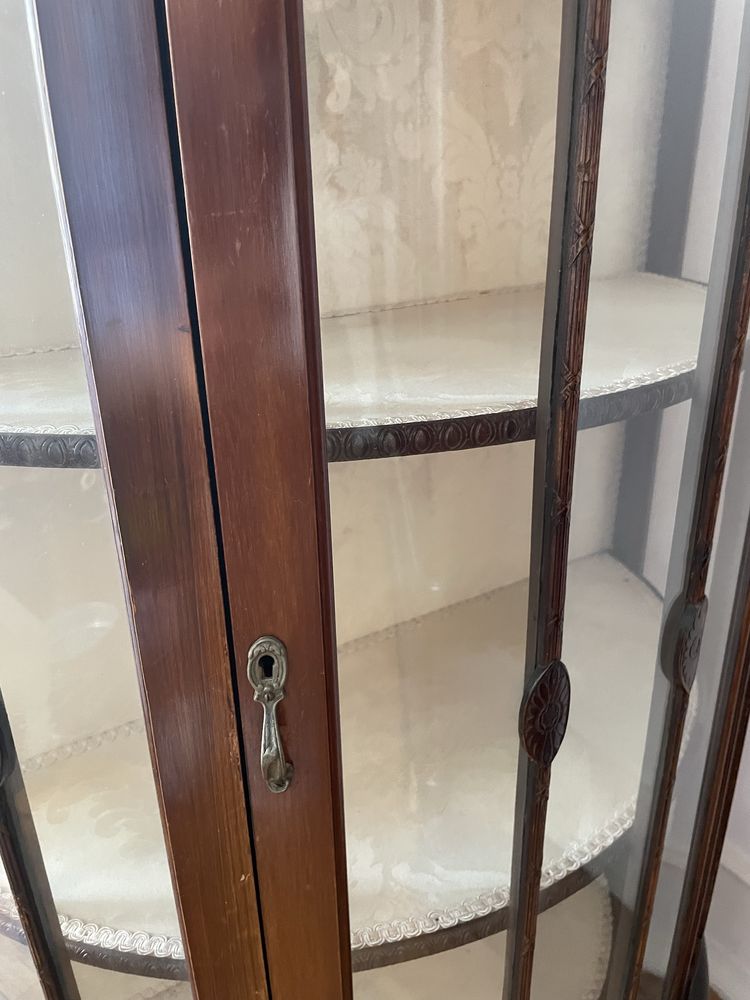 Móvel vitrine clássico em madeira com tecido interior