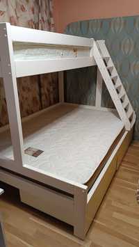 деревянная кровать с матрасами 140х200 и 90 х200