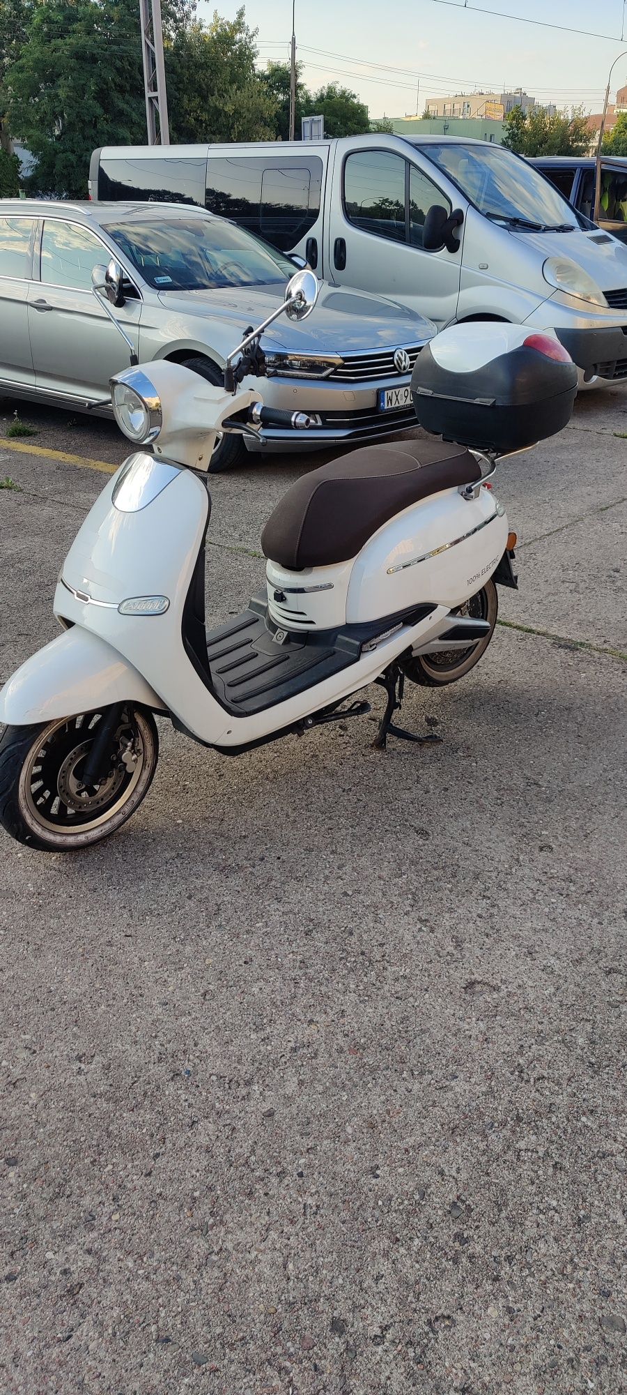 Skuter elektryczny +kufer i dwa kask