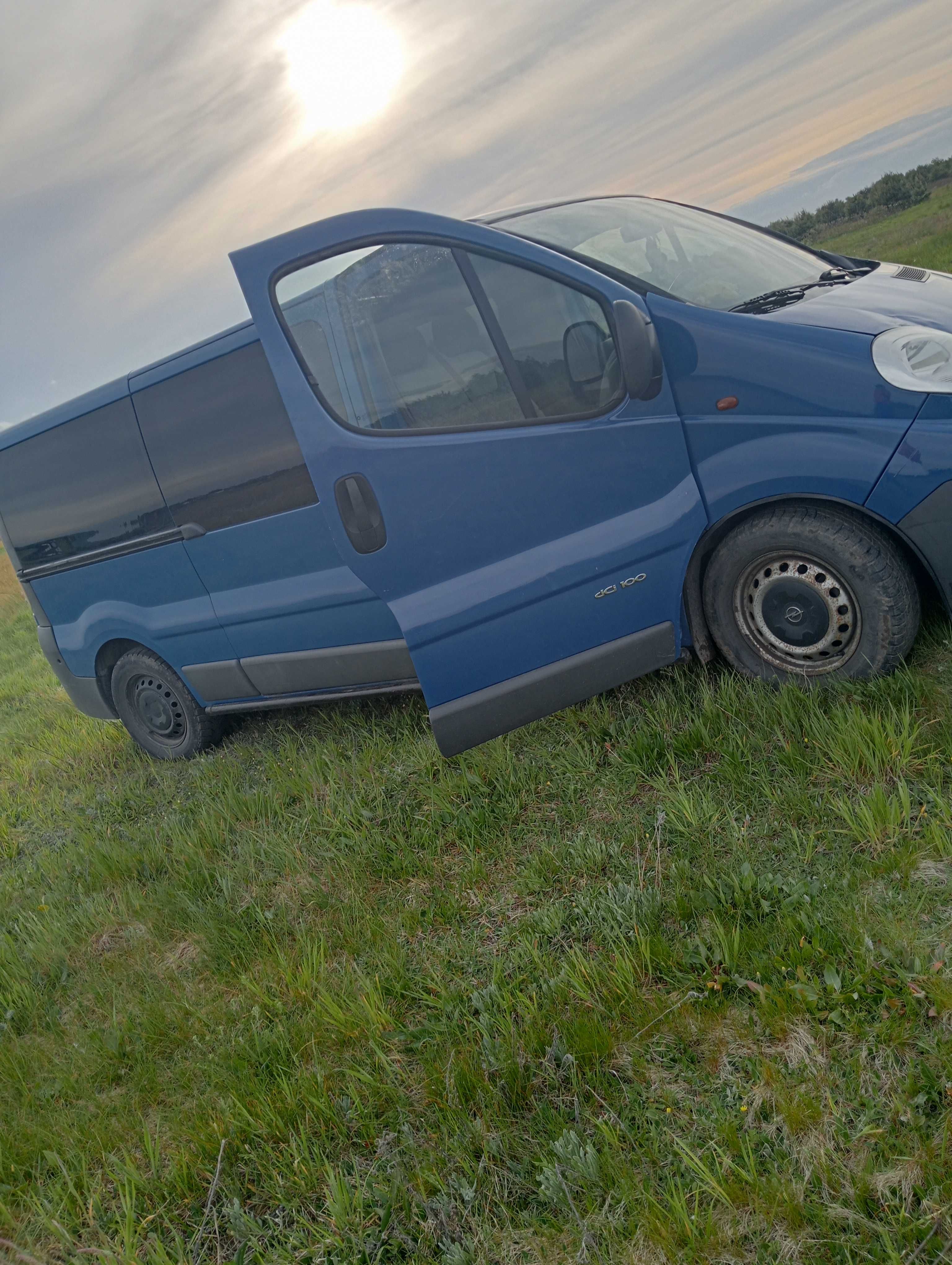 Автомобіль VIVARO