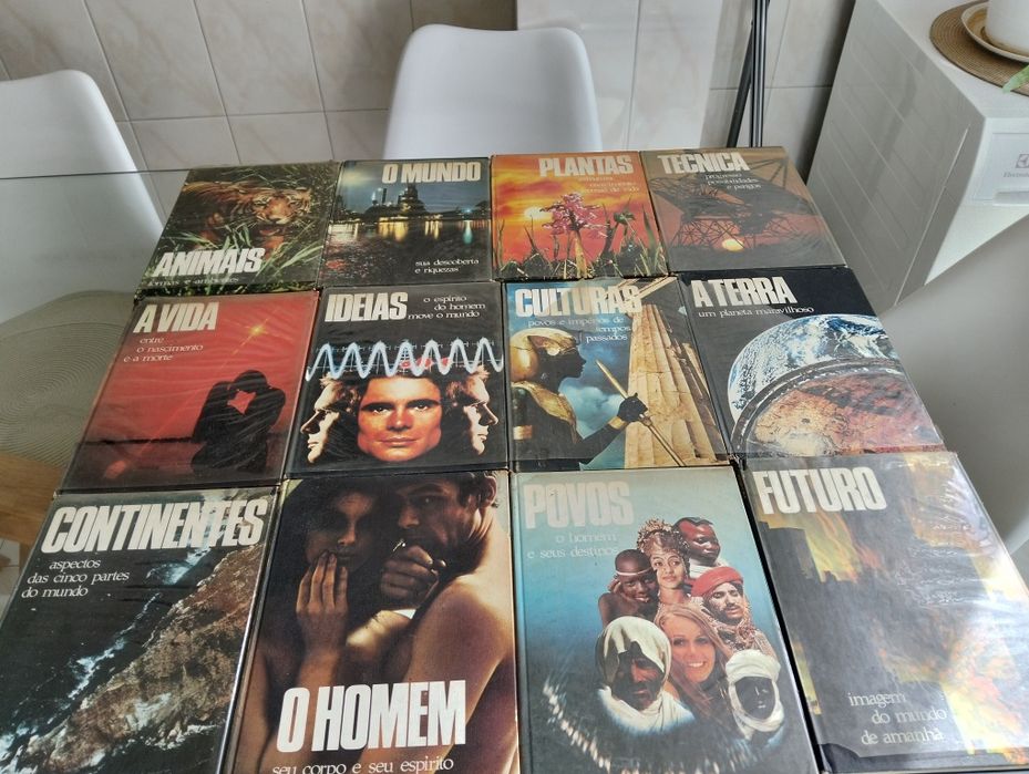 Enciclopédia de 12 volumes