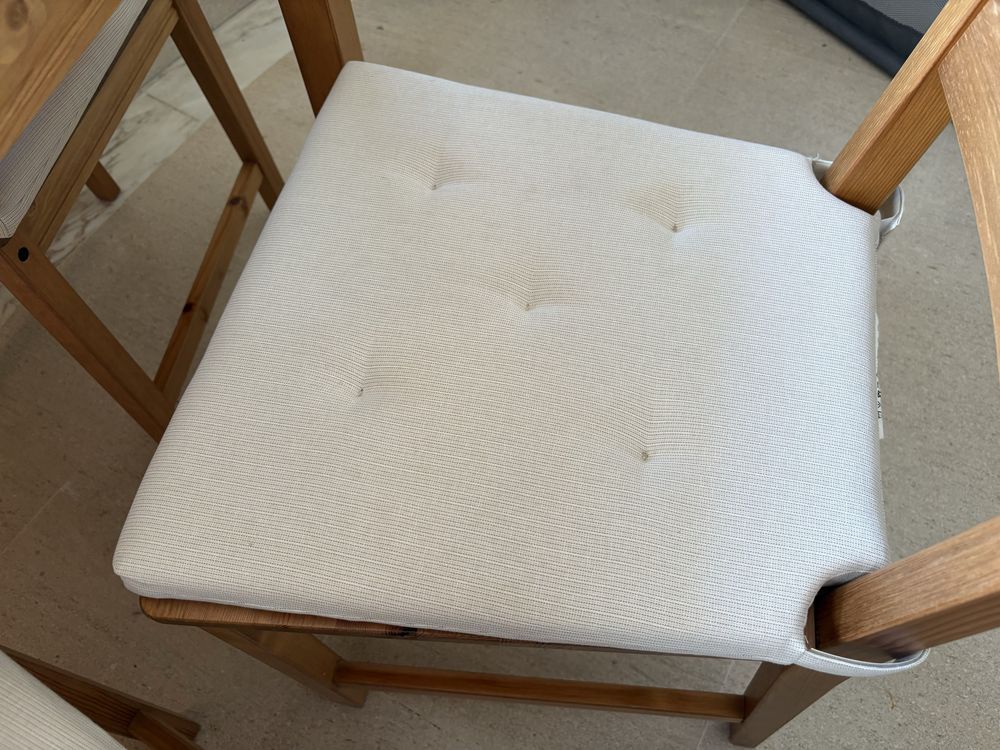 Mesa de madeira com 4 cadeiras