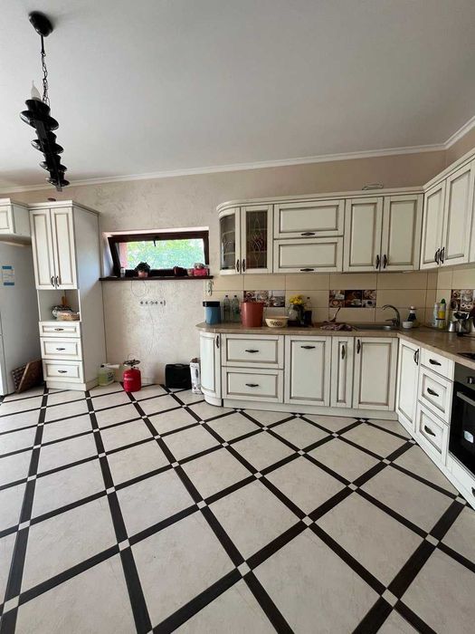 Продається сучасний приватний будинок с. Угринів 252 м2, 10 сот землі