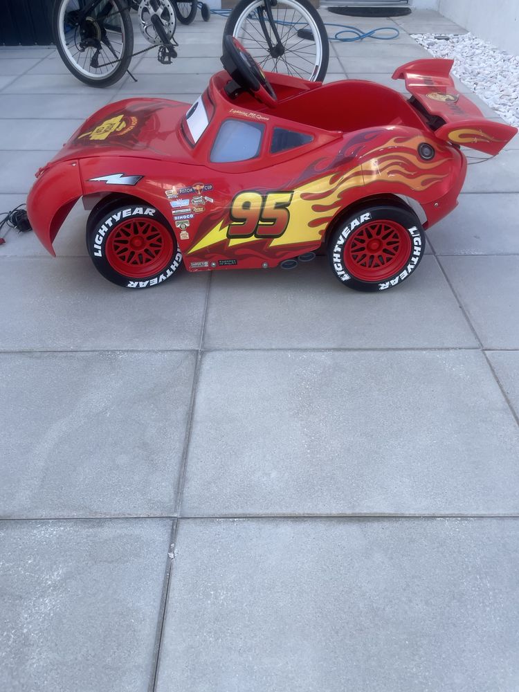 Carro Faisca mCqueen elétrico criança em bom estado