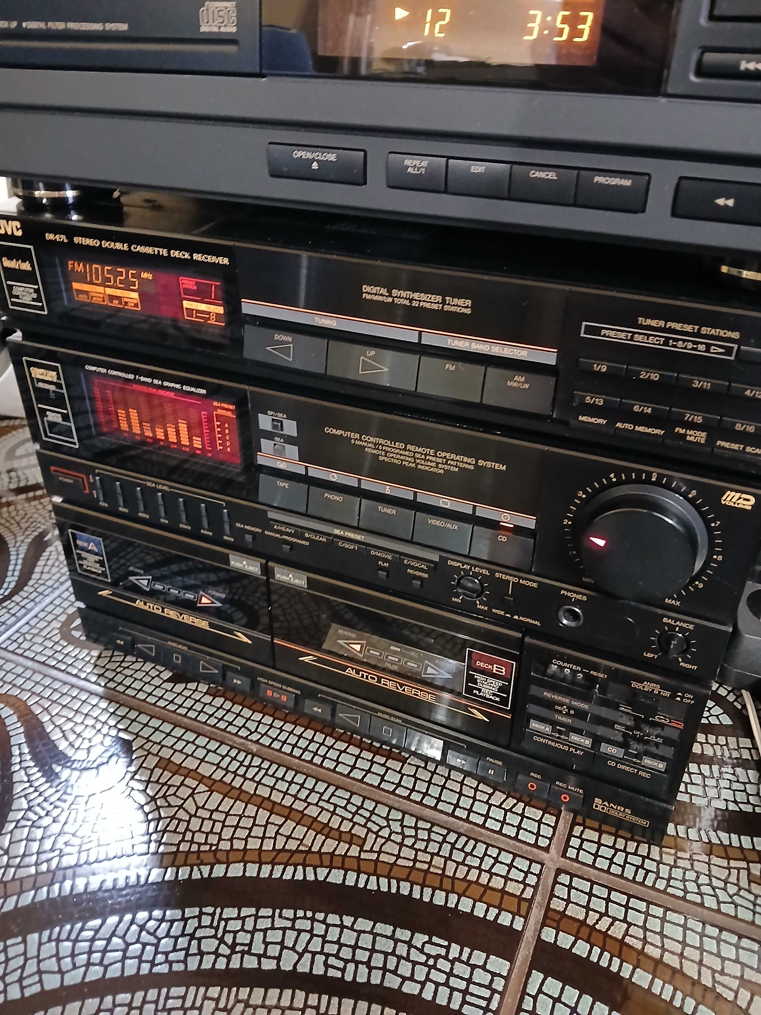 Wieża stereo JVC.
