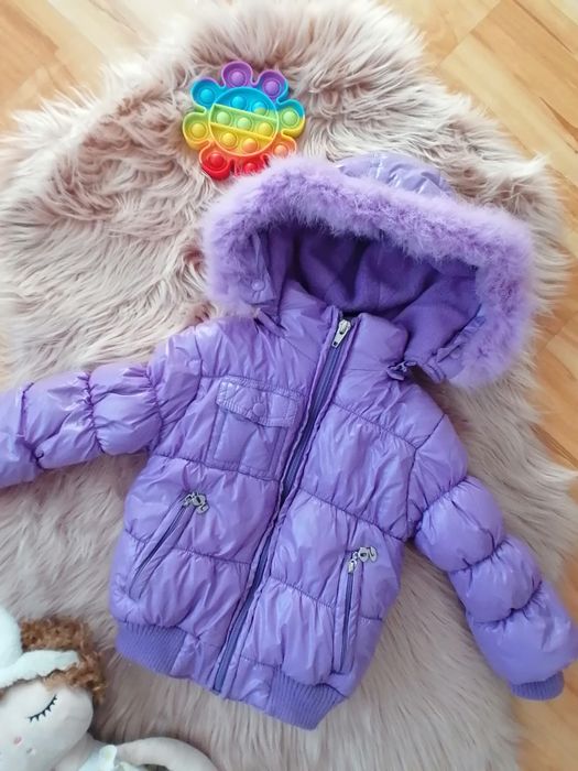 Fioletowa kurtka dla dziewczynki z puszystym kapturem