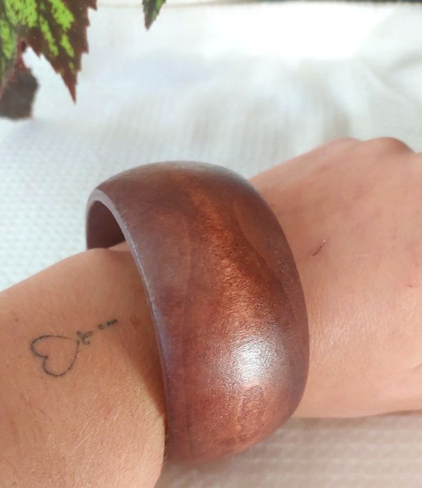Pulseira de madeira larga